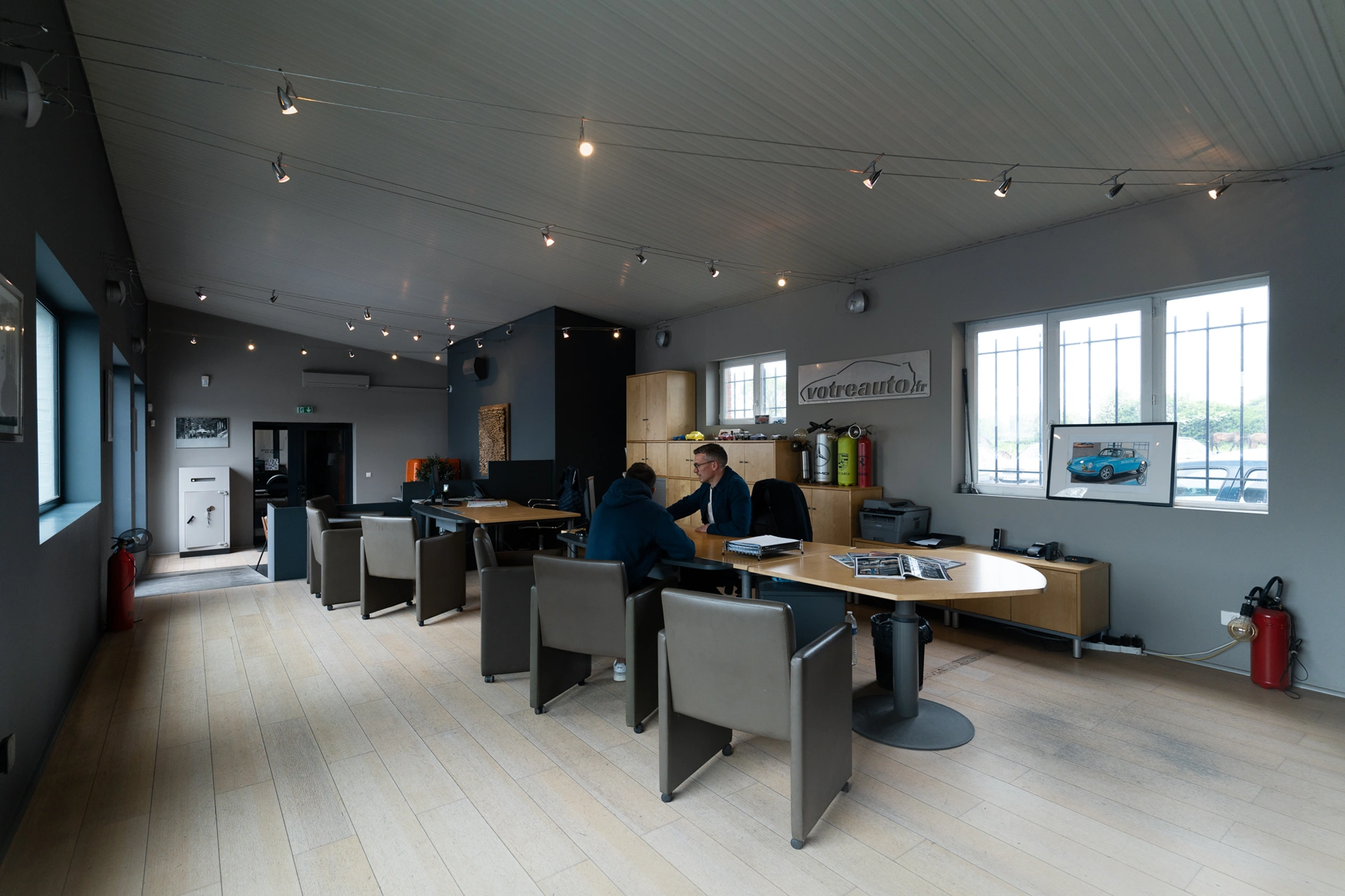 Bureaux modernes avec deux personnes discutant autour d'un bureau.